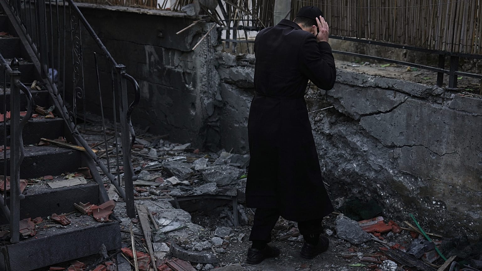 رجل يتفقد منزلًا متضررًا أصيب بصاروخ أُطلق من لبنان في شمال إسرائيل، الأربعاء 4 مارس/آذار 2026. 