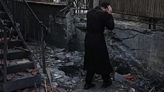 رجل يتفقد منزلًا متضررًا أصيب بصاروخ أُطلق من لبنان في شمال إسرائيل، الأربعاء 4 مارس/آذار 2026. 