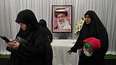 تمرّ نساء أمام صورة المرشد الأعلى الإيراني الراحل علي خامنئي في مقر إقامة السفير الإيراني في جاكرتا، إندونيسيا، الخميس 5 مارس/آذار 2026