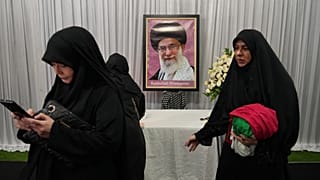 تمرّ نساء أمام صورة المرشد الأعلى الإيراني الراحل علي خامنئي في مقر إقامة السفير الإيراني في جاكرتا، إندونيسيا، الخميس 5 مارس/آذار 2026