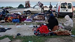 Vertriebene aus dem südlichen Beiruter Vorort Dahiyeh, die vor israelischen Luftangriffen fliehen, rasten an der Uferpromenade der Stadt.