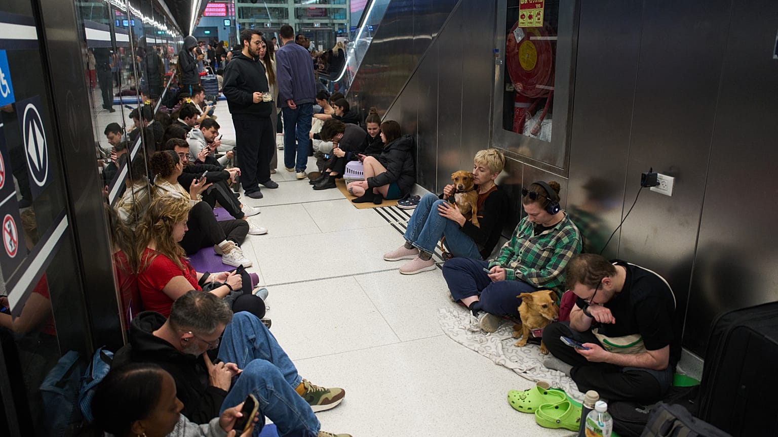 Menschen suchen in einer U‑Bahn-Station Schutz. Luftalarm warnt vor iranischen Angriffen.