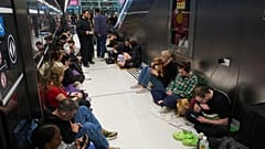 Menschen suchen in einer U‑Bahn-Station Schutz. Luftalarm warnt vor iranischen Angriffen.