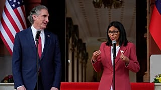 La presidenta interina de Venezuela, Delcy Rodríguez (derecha), y el secretario del Interior de Estados Unidos, Doug Burgum, en el palacio presidencial de Miraflores.
