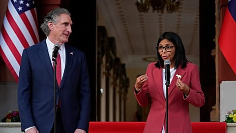 Η προσωρινή πρόεδρος της Βενεζουέλας, Delcy Rodríguez (δεξιά), και ο υπουργός Εσωτερικών των ΗΠΑ Doug Burgum στο προεδρικό μέγαρο Miraflores.