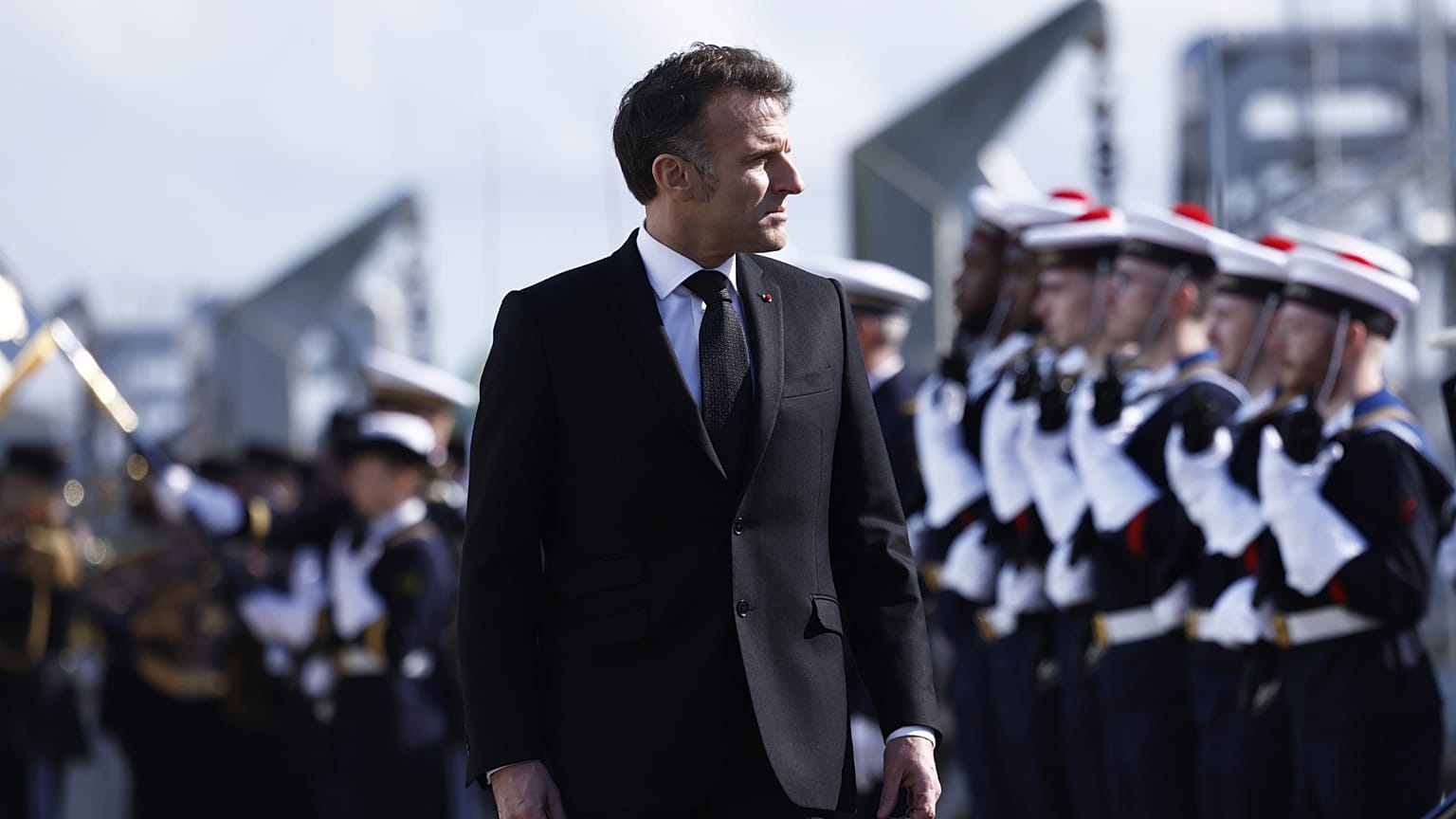 Le président français Emmanuel Macron passe en revue les troupes lors de sa visite à la base navale de sous-marins nucléaires de l'île Longue à Crozon, le lundi 2 mars 2026