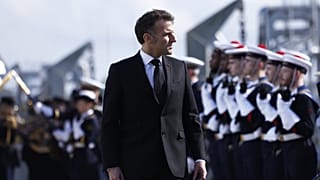 Le président français Emmanuel Macron passe en revue les troupes lors de sa visite à la base navale de sous-marins nucléaires de l'île Longue à Crozon, le lundi 2 mars 2026