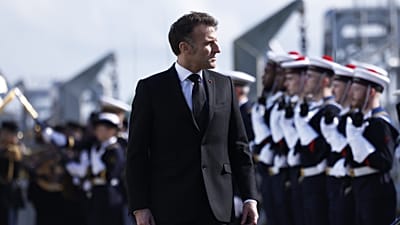 Le président français Emmanuel Macron passe en revue les troupes lors de sa visite à la base navale de sous-marins nucléaires de l'île Longue à Crozon, le lundi 2 mars 2026