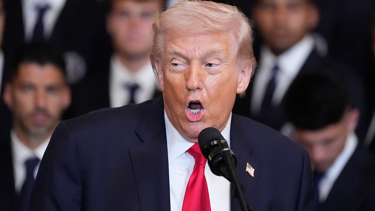 الرئيس دونالد ترامب يلقي كلمة خلال فعالية لتكريم فريق إنتر ميامي CF، بطل دوري كرة القدم الأمريكية لعام 2025، في الغرفة الشرقية بالبيت الأبيض