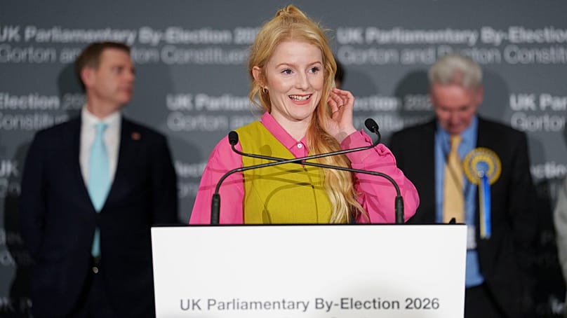 A candidata do Partido Verde Hannah Spencer discursa após vencer a eleição parcial em Gorton e Denton, Manchester, Inglaterra, sexta-feira, 27 de fevereiro de 2026 
