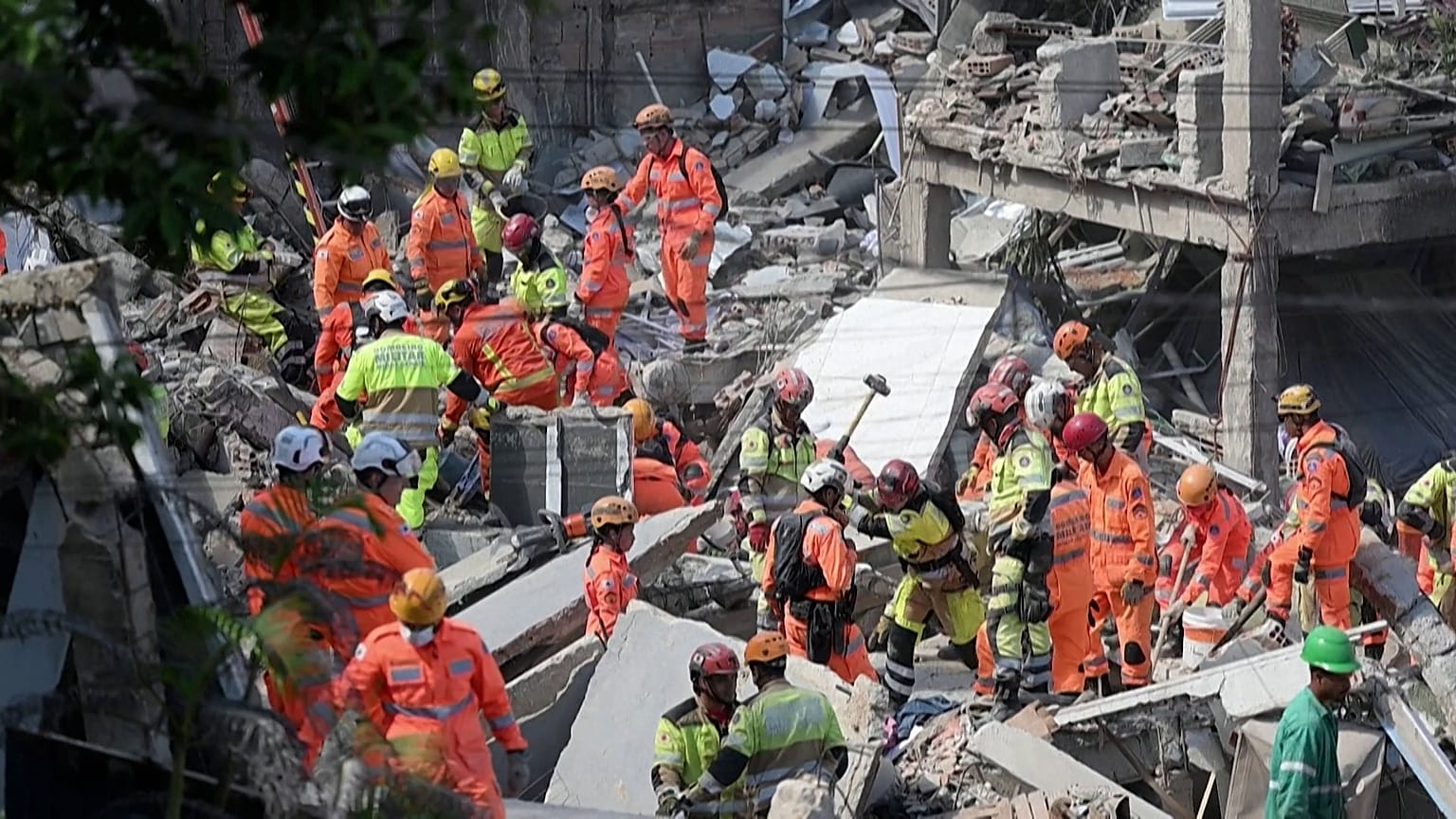 يواصل رجال الإطفاء البحث بين أنقاض دار رعاية انهار، ما أسفر عن مقتل ما لا يقل عن ستة أشخاص