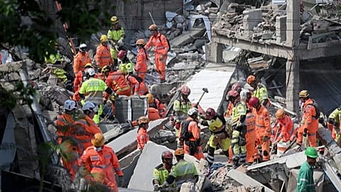 Пожарные разбирают завалы рухнувшего дома престарелых, при обрушении которого погибли как минимум шесть человек.