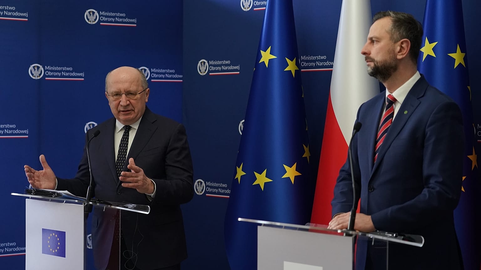 Europejski komisarz ds. obrony i przestrzeni kosmicznej Andrius Kubilius, z lewej, i Władysław Kosiniak-Kamysz, wicepremier, minister obrony narodowej Polski, w Warszawie.