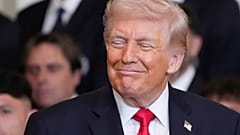 الرئيس دونالد ترامب يبتسم أثناء استماعه خلال فعالية لتكريم أبطال الدوري الأميركي للمحترفين لكرة القدم لعام 2025، فريق إنتر ميامي CF، في الغرفة الشرقية بالبيت الأبيض