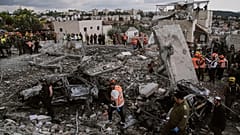 In Beit Shemesh in Israel sichern Rettungskräfte und Soldaten den Ort eines iranischen Raketenangriffs. Dabei starben am Sonntag, dem ersten März 2026 mehrere Menschen.