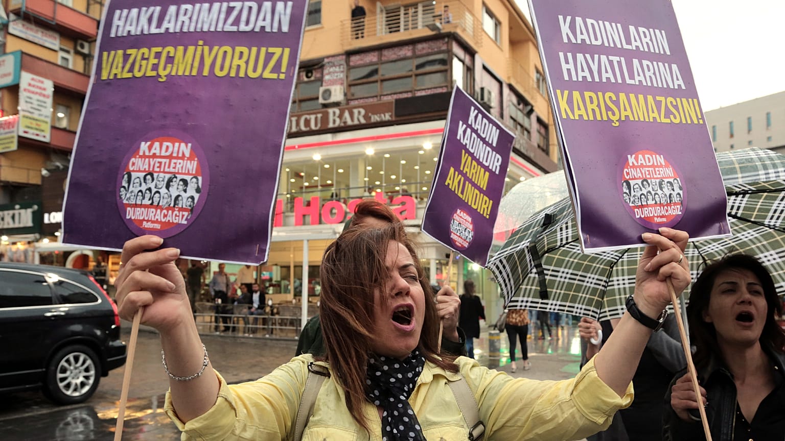 ARŞİV: Kadınlar, Ankara'da Cumhurbaşkanı Erdoğan'ın "Bir kadının iş hayatını anneliğin alternatifi haline getirmeyi kabul etmiyorum" ifadelerini protesto etti / 6 Haziran 2016