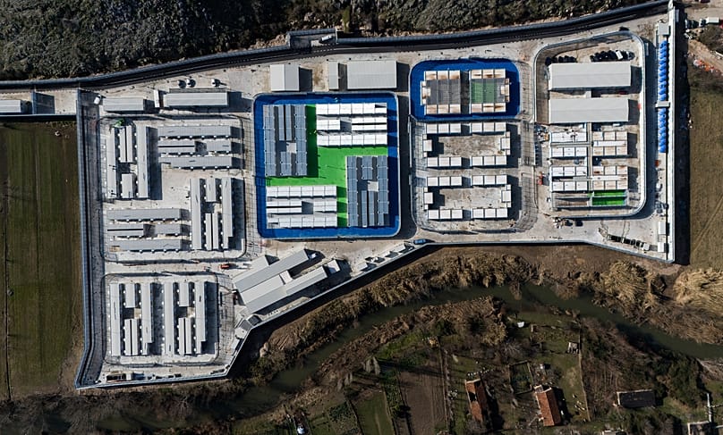 Vue aérienne du camp de migrants de Gjader dans la région de Lezhë, en Albanie, le 1er février 2025. 