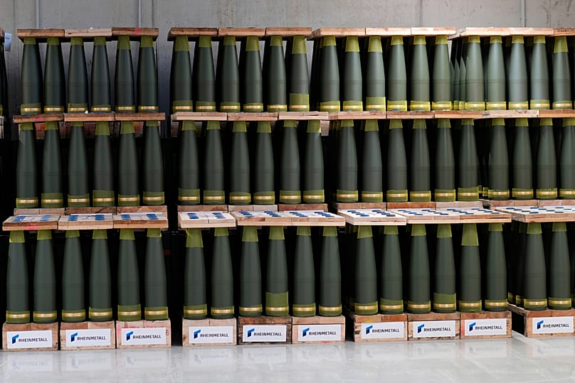 Des obus d'artillerie du fabricant d'armes allemand Rheinmetall sont empilés à Unterluess, en Allemagne, le 27 août 2025.