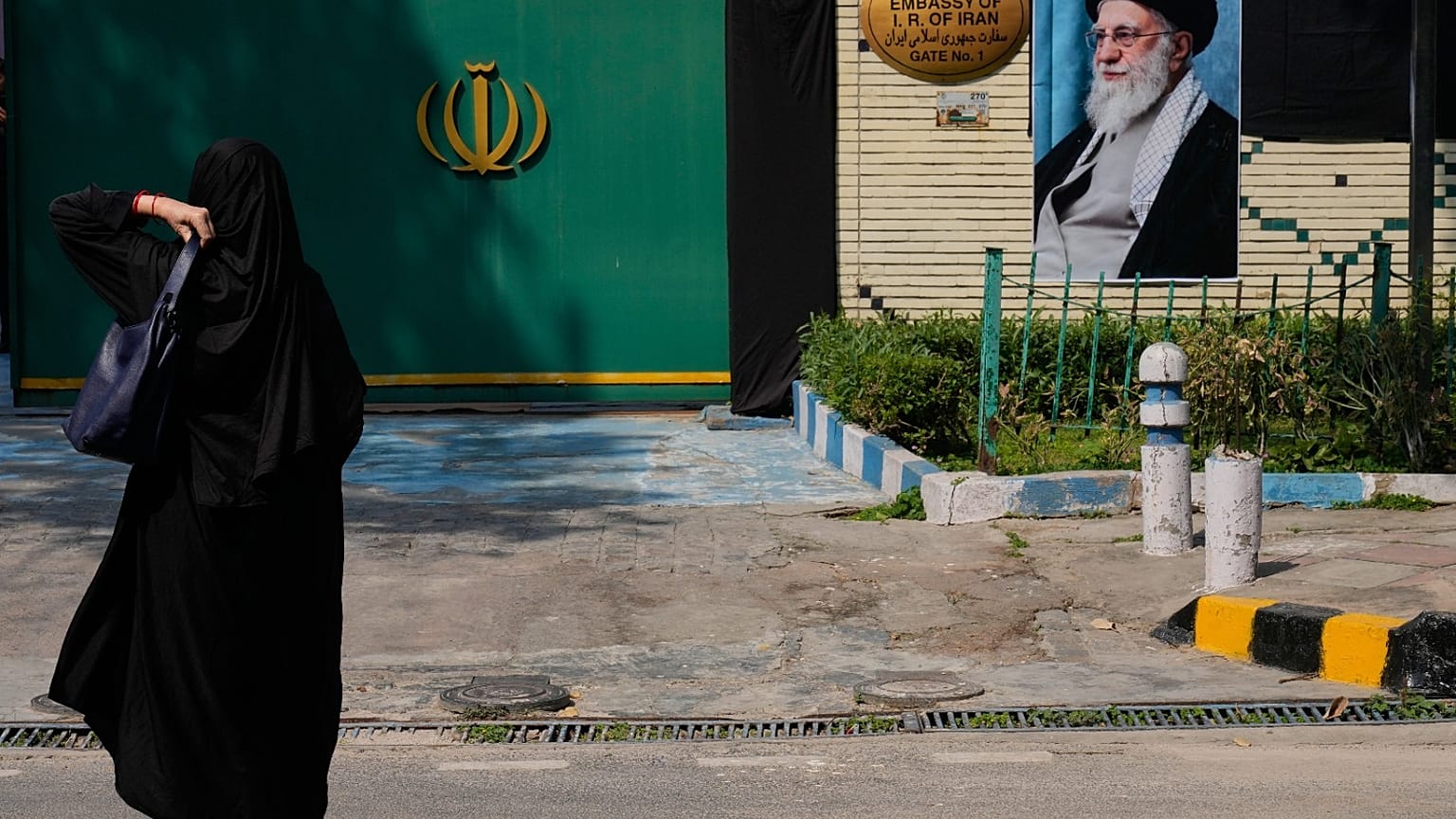 امرأة هندية شيعية مسلمة تتجه نحو السفارة الإيرانية لتقديم تعازيها للمرشد الأعلى الإيراني الراحل آية الله علي خامنئي في نيودلهي، الهند، الجمعة 6 مارس 2026.