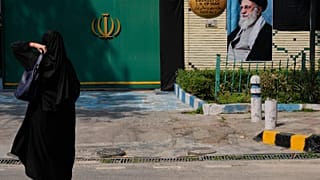 امرأة هندية شيعية مسلمة تتجه نحو السفارة الإيرانية لتقديم تعازيها للمرشد الأعلى الإيراني الراحل آية الله علي خامنئي في نيودلهي، الهند، الجمعة 6 مارس 2026.