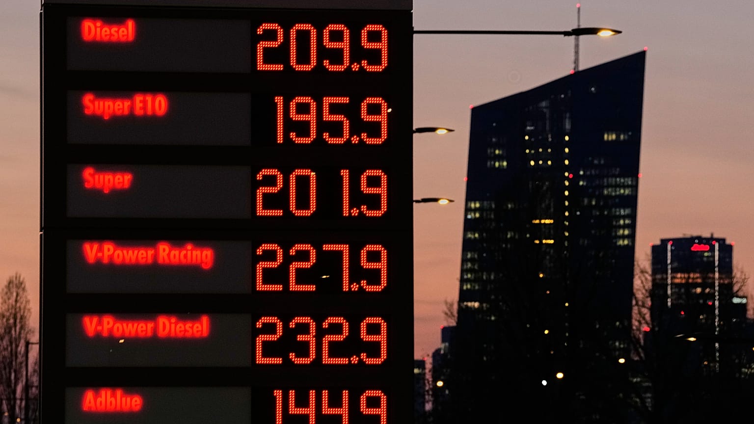 Os preços dos combustíveis e do gás aumentam na Alemanha devido à guerra do Irão.