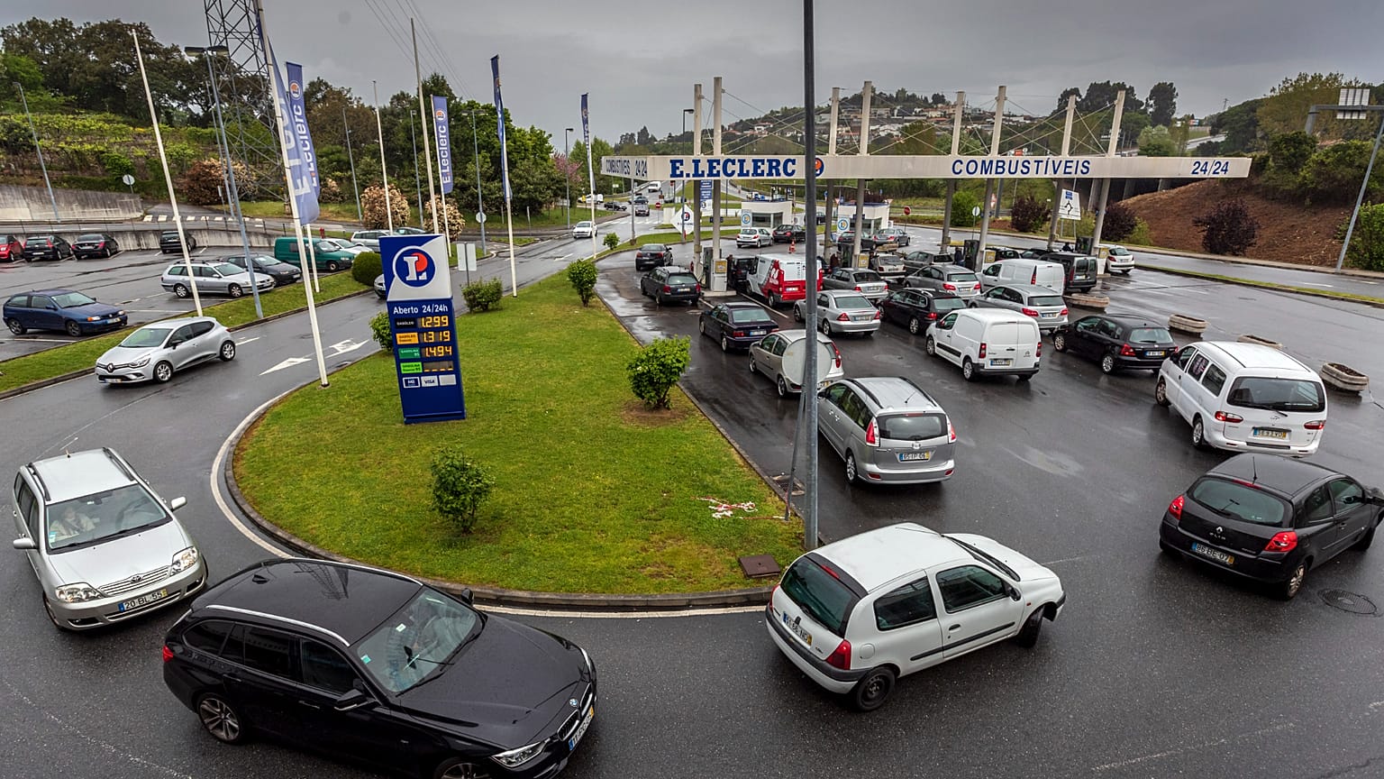 Motoristas fazem fila num posto de gasolina em Braga, norte de Portugal, quarta-feira, 17 de abril de 2019. 