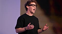 Meta-Chef Mark Zuckerberg spricht auf der Entwicklerkonferenz Connect am Mittwoch, 17. September 2025, mit einer KI-Smartbrille auf der Nase.