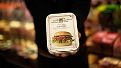 Ein Verkäufer einer Supermarktkette in Brüssel präsentiert am Freitag, dem 23. Oktober 2020, einen pflanzlichen Burger.