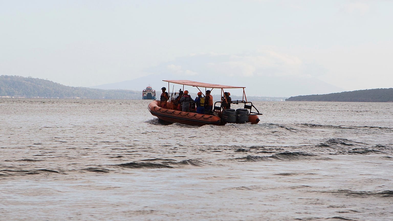 ARCHIVO: Rescatistas buscan víctimas tras el naufragio de un ferry en aguas cercanas a Jembrana, Bali, Indonesia, el 4 de julio de 2025.