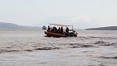 ARCHIVO: Rescatistas buscan víctimas tras el naufragio de un ferry en aguas cercanas a Jembrana, Bali, Indonesia, el 4 de julio de 2025.