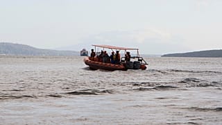ARCHIVO: Rescatistas buscan víctimas tras el naufragio de un ferry en aguas cercanas a Jembrana, Bali, Indonesia, el 4 de julio de 2025.