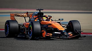 El piloto de McLaren Oscar Piastri rueda en pista durante los test de pretemporada de Fórmula 1 en Sakhir, Baréin, en 2026.