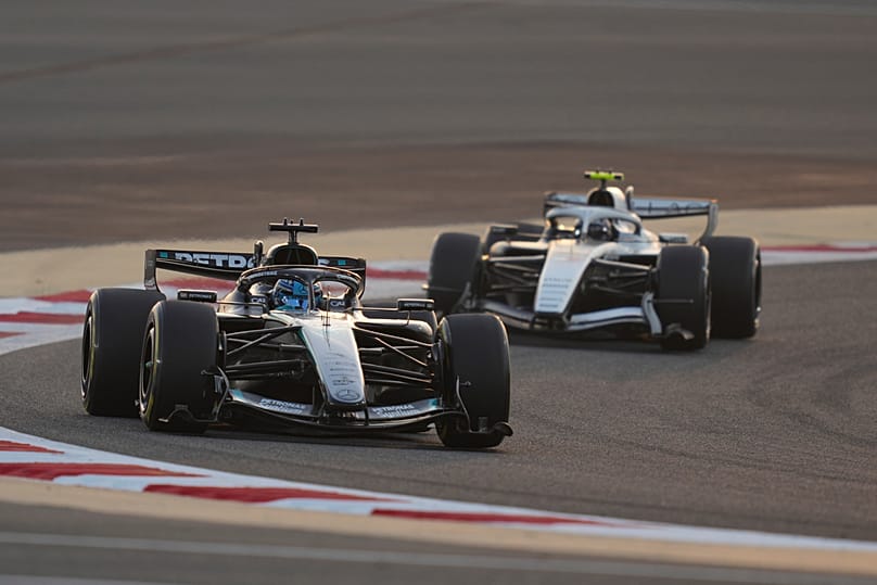 Monoposto in pista durante un test pre-stagionale di F1 sul circuito di Sakhir, in Bahrain, 2026.