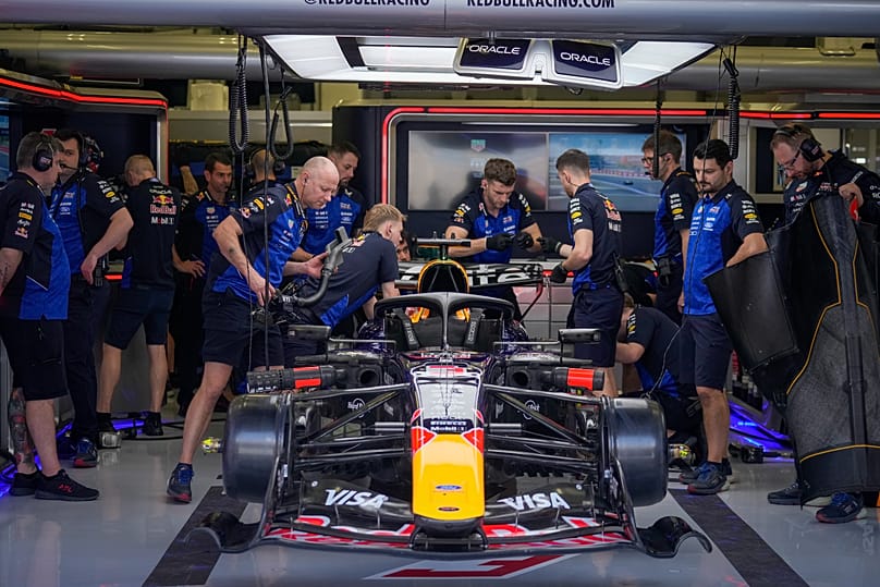 I meccanici Red Bull preparano la monoposto di Max Verstappen durante un test pre-stagionale di F1 a Sakhir, in Bahrain, 2026.