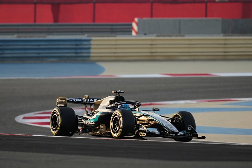 Il pilota Mercedes George Russell in pista durante un test pre-stagionale di F1 a Sakhir, in Bahrain, 2026.