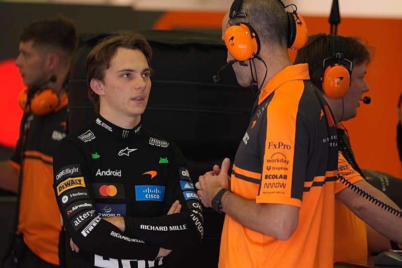 Il pilota McLaren Oscar Piastri parla con il suo team durante un test pre-stagionale di F1 a Sakhir, in Bahrain, 2026.