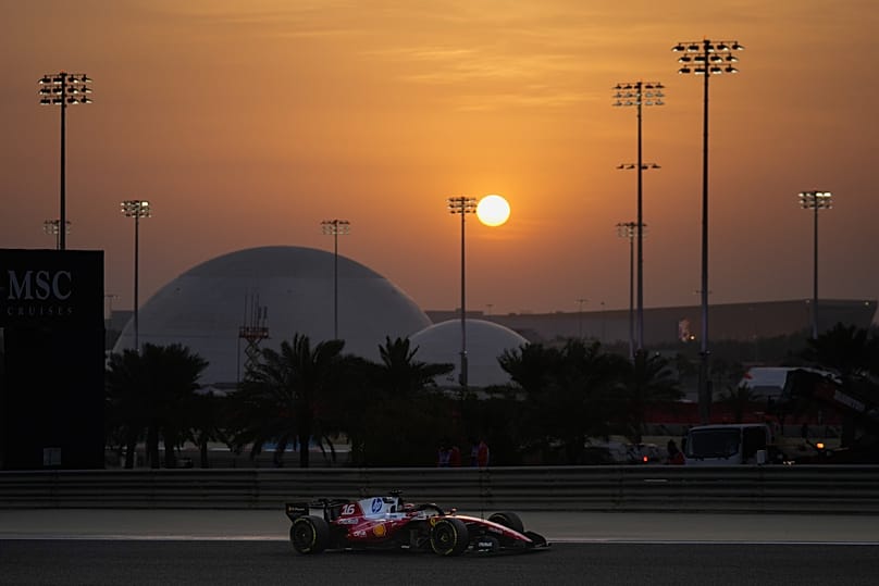 Il pilota Ferrari Charles Leclerc in pista durante un test pre-stagionale di F1 a Sakhir, in Bahrain, 2026.