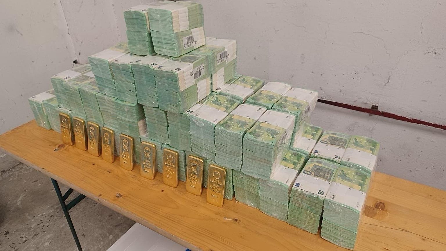 Confiscated cash and gold in a picture released by the Hungarian government 
