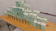 Beschlagnahmtes Bargeld und Gold auf einem von der ungarischen Regierung veröffentlichten Bild 