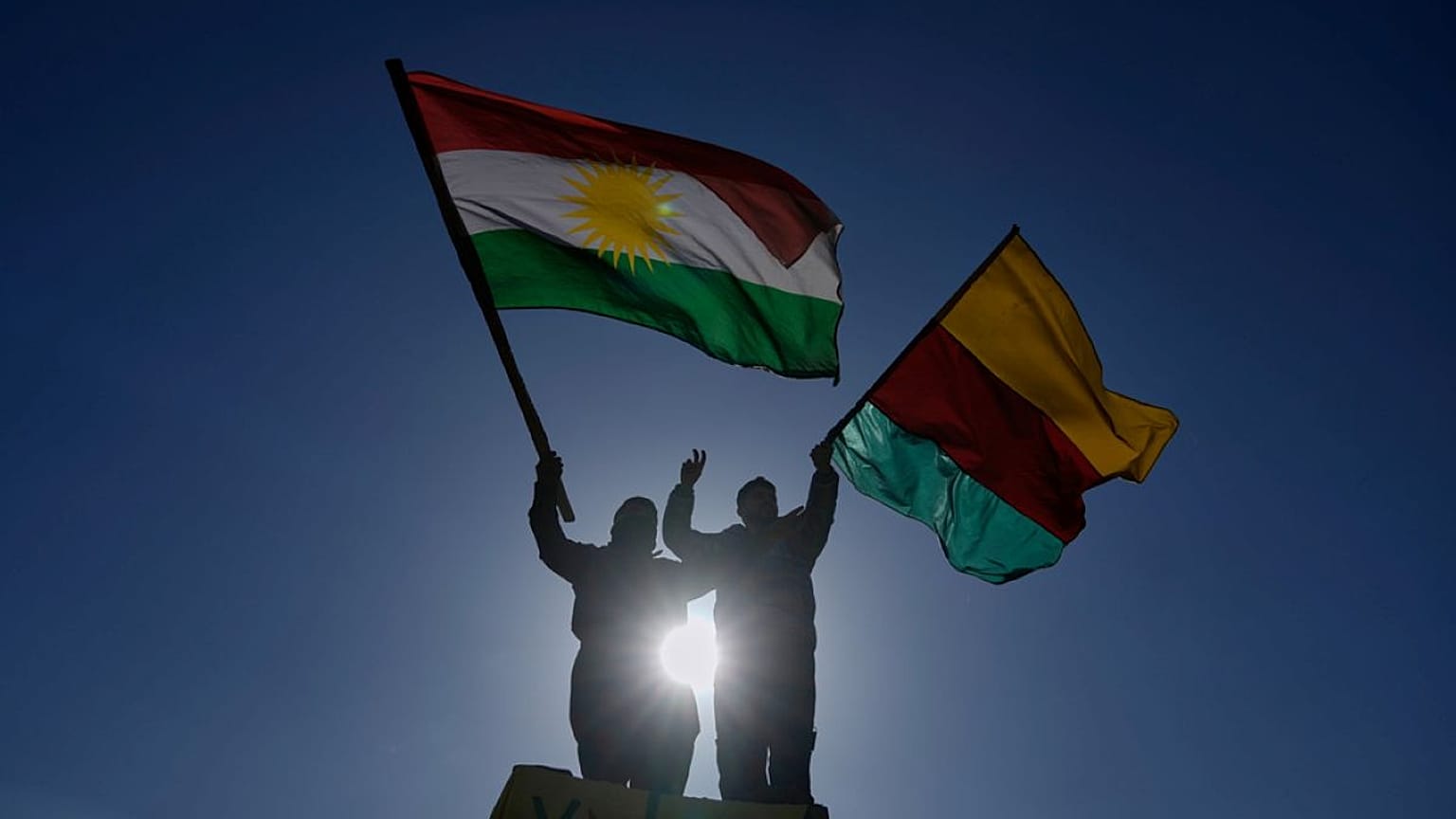 رفع متظاهرون من المجتمع الكردي أعلام حزبية خلال مظاهرة بيروت، لبنان، الثلاثاء 20 يناير/كانون الثاني 2026. 