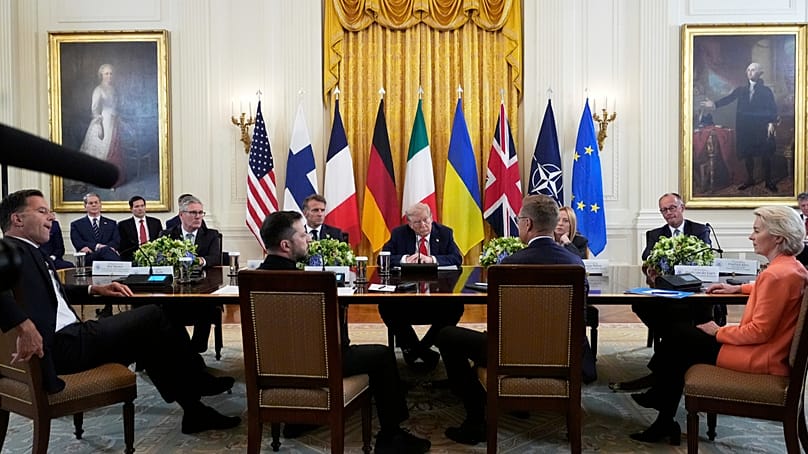 ARCHIV – US-Präsident Donald Trump trifft sich am 18. August 2025 im Weißen Haus mit mehreren westlichen Staats- und Regierungschefs, darunter Friedrich Merz, Emmanuel M