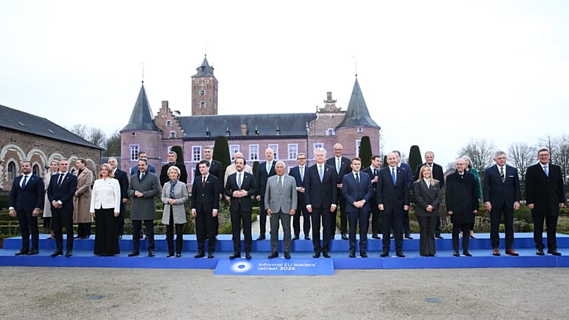 ARCHIV – EU-Ratspräsident António Costa (vorn Mitte) mit Staats- und Regierungschefs beim EU-Gipfel auf Schloss Alden Biesen in Bilzen-Hoeselt, Belgien, 12. Februar 2026