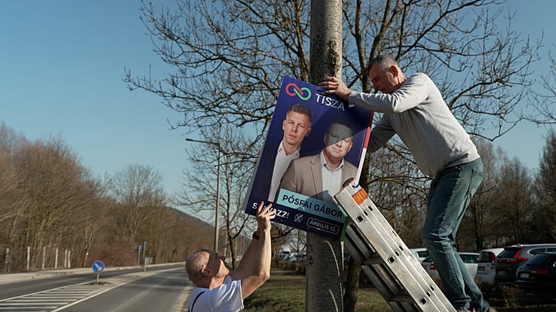 Választási plakátot helyeznek ki a Tisza aktivistái