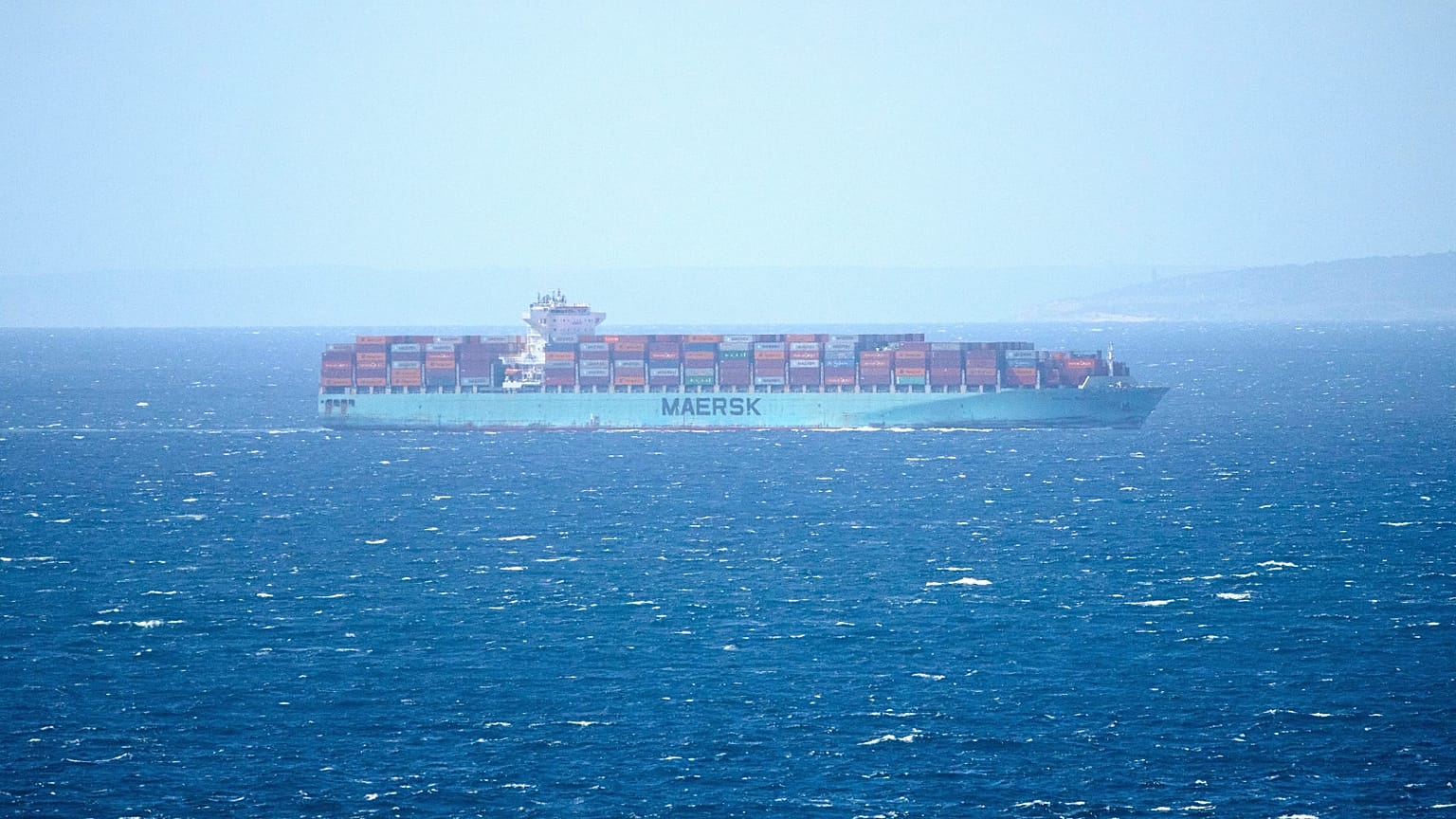 سفينة شحن ميرسك تعبر مضيق جبل طارق بالقرب من ميناء طنجة المتوسط ، المغرب ، الأحد 20 أبريل 2025