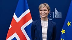 Die isländische Premierministerin Kristrún Frostadóttir vor einem Treffen mit der Präsidentin der Europäischen Kommission Ursula von der Leyen in Brüssel, April 2025.