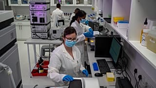 ARQUIVO - Cientistas realizam investigação numa unidade da Afrigen Biologics and Vaccines na Cidade do Cabo, África do Sul, terça-feira, 19 de outubro de 2021