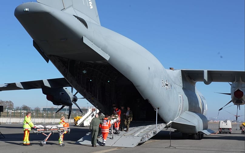 Verletzte Soldaten sollen mit Flugzeugen in Berlin ankommen, um dort umverteilt und weiterversorgt zu werden.