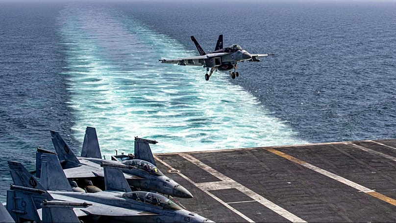 Eine F/A-18E Super Hornet, die sich am  28. Februar 2026 auf eine Fanglandung auf der USS Abraham Lincoln (CVN 72) vorbereitet 