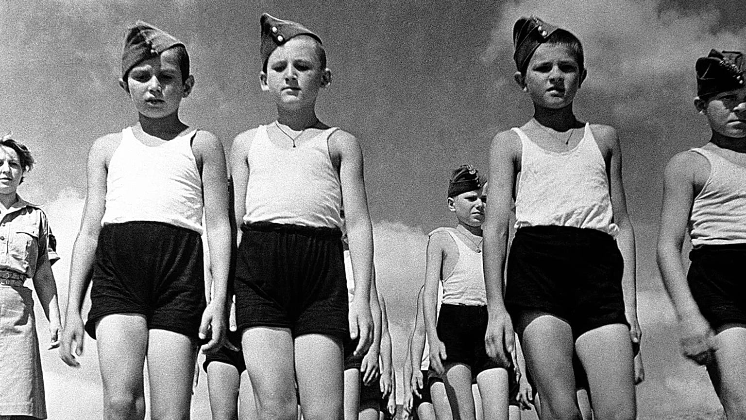 Polscy chłopcy, którzy opuścili Rosję przez Iran, przechodzą szkolenie wojskowe, 27 listopada 1942 roku.