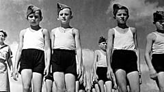 Polscy chłopcy, którzy opuścili Rosję przez Iran, przechodzą szkolenie wojskowe, 27 listopada 1942 roku.